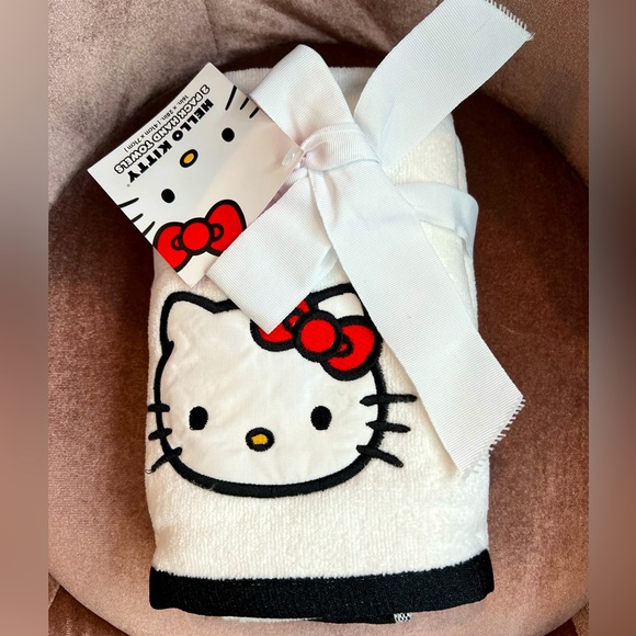Hello Kitty Hand Towel Set of two NWT - Picture 1 of 4